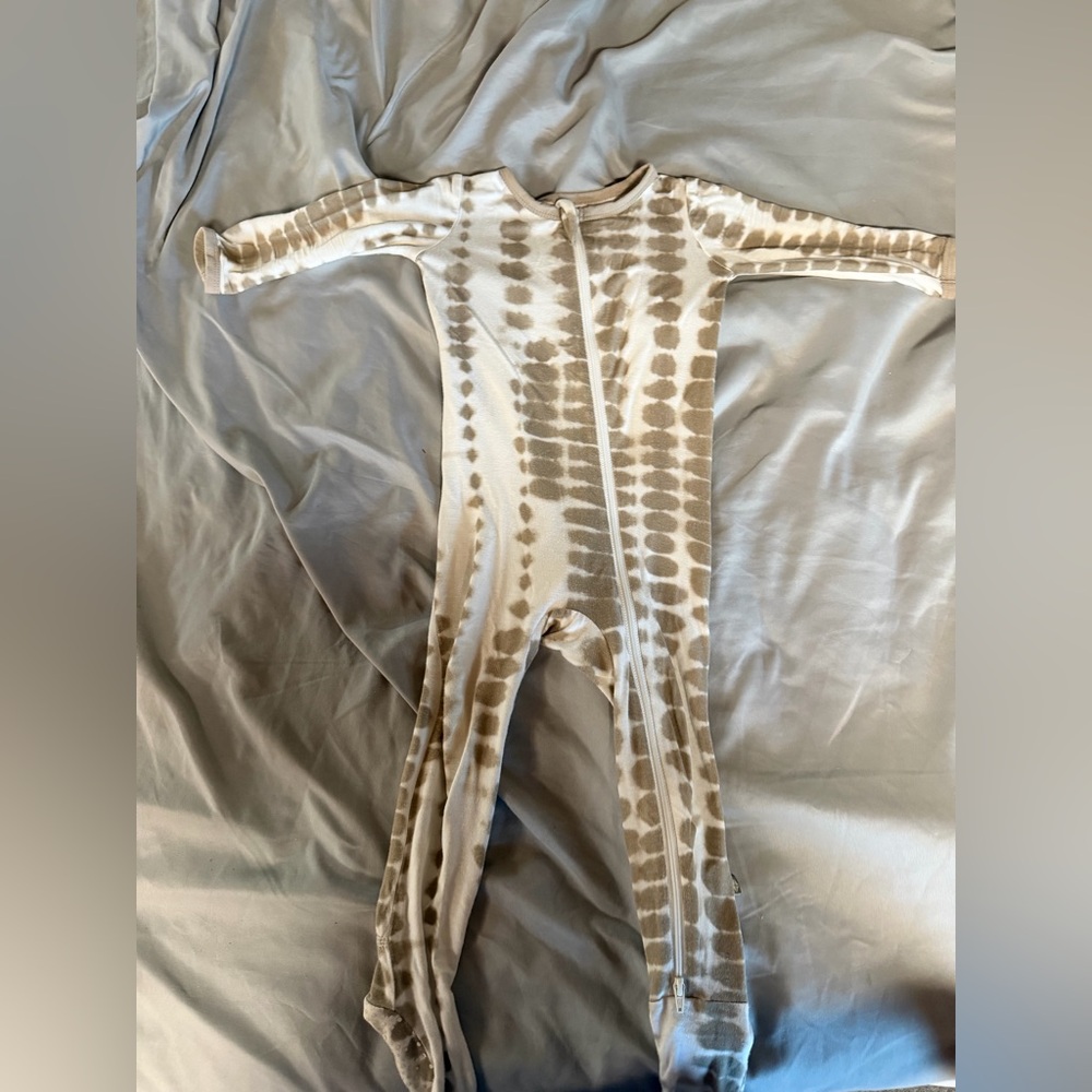 Kyte BABY Neutral Beige & White Tie-Dye Zipper Footie